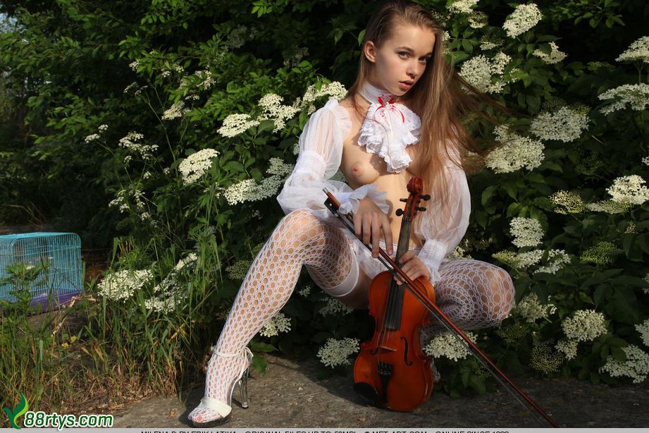 拉小提琴的美女魅惑