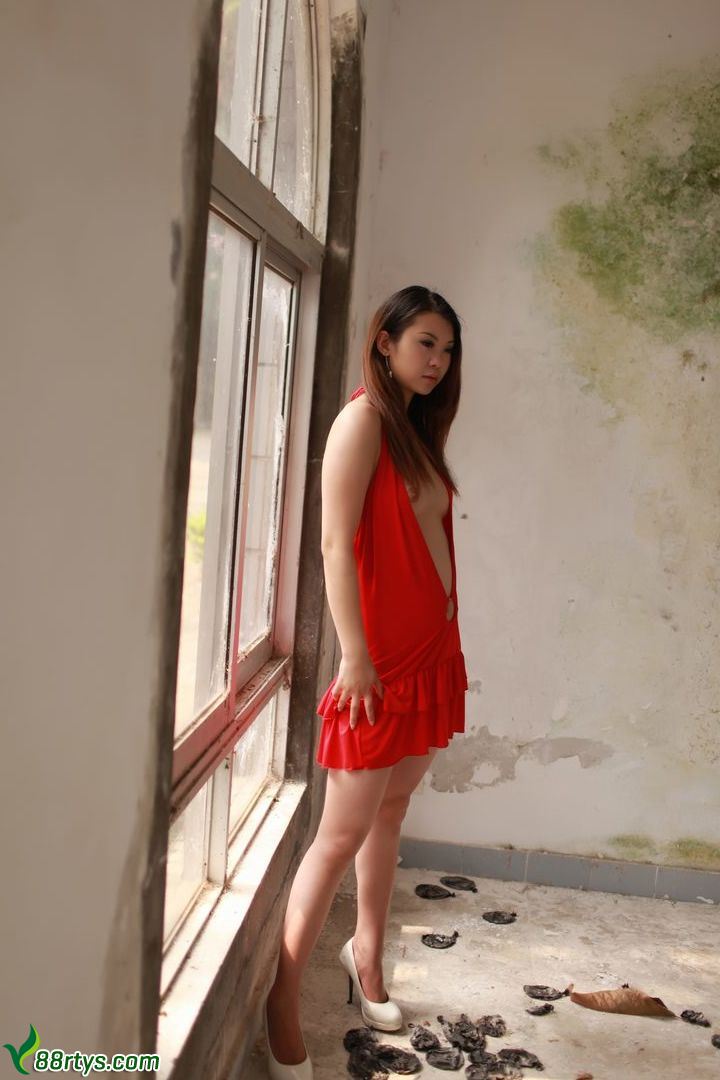 [丽图]2011.04.13 小雅 破旧老屋红衣美女人体摄影