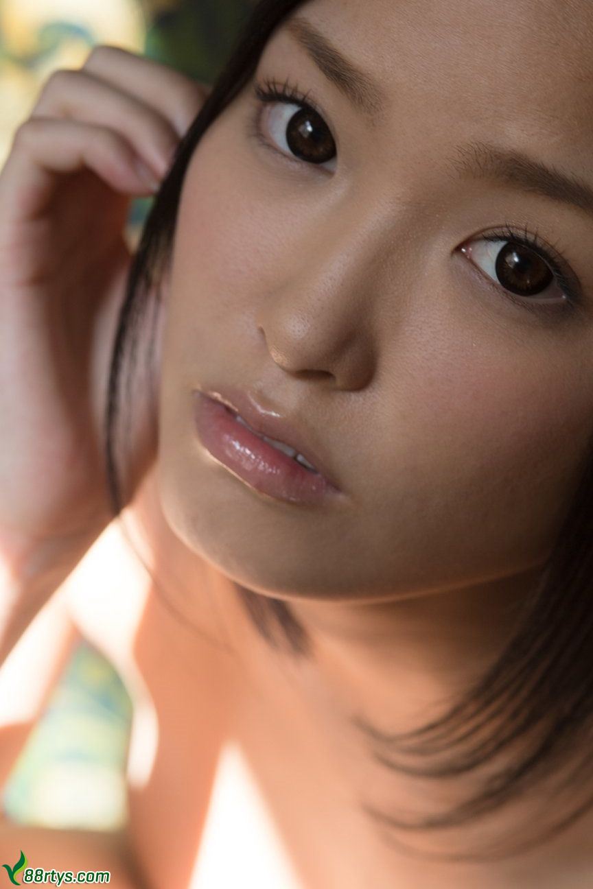 丰满傲人的日本美女Ai Yuzuki柚月爱