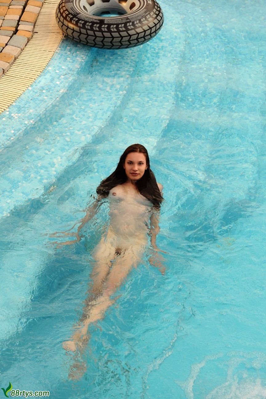 高挑女模LUCIEL泳池戏水