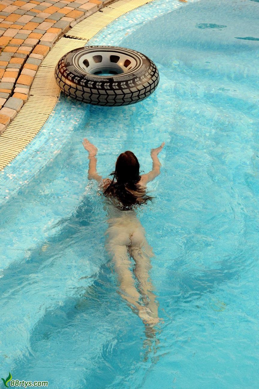 高挑女模LUCIEL泳池戏水