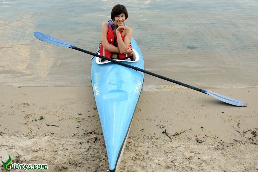 湖边的皮划艇模特SUSIR