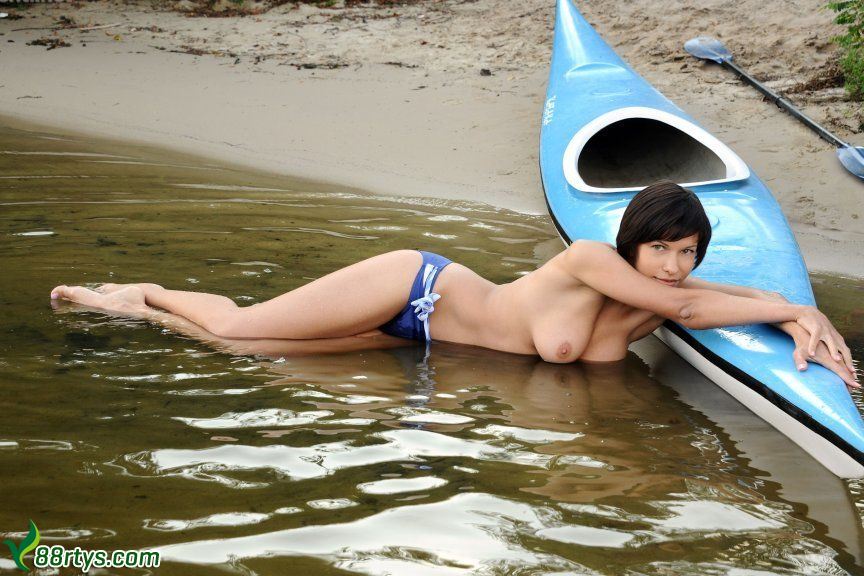 湖边的皮划艇模特SUSIR