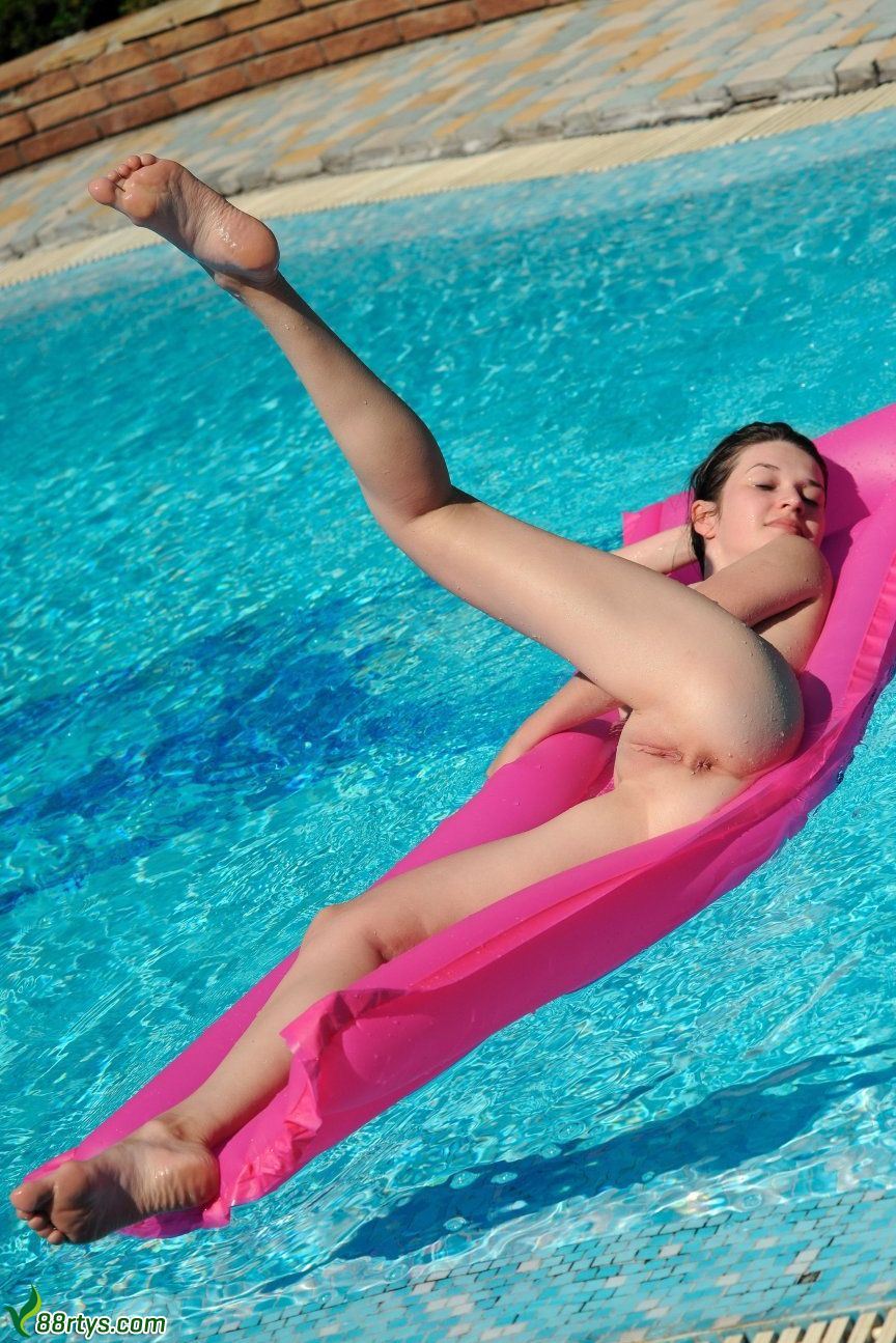 美女模特DORIA泳池戏水人体