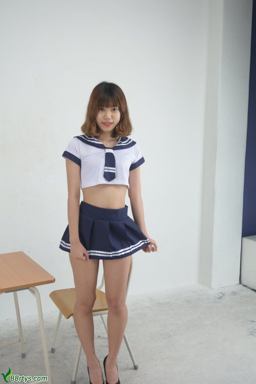 韩国美女多彬私拍学生装掰穴人体