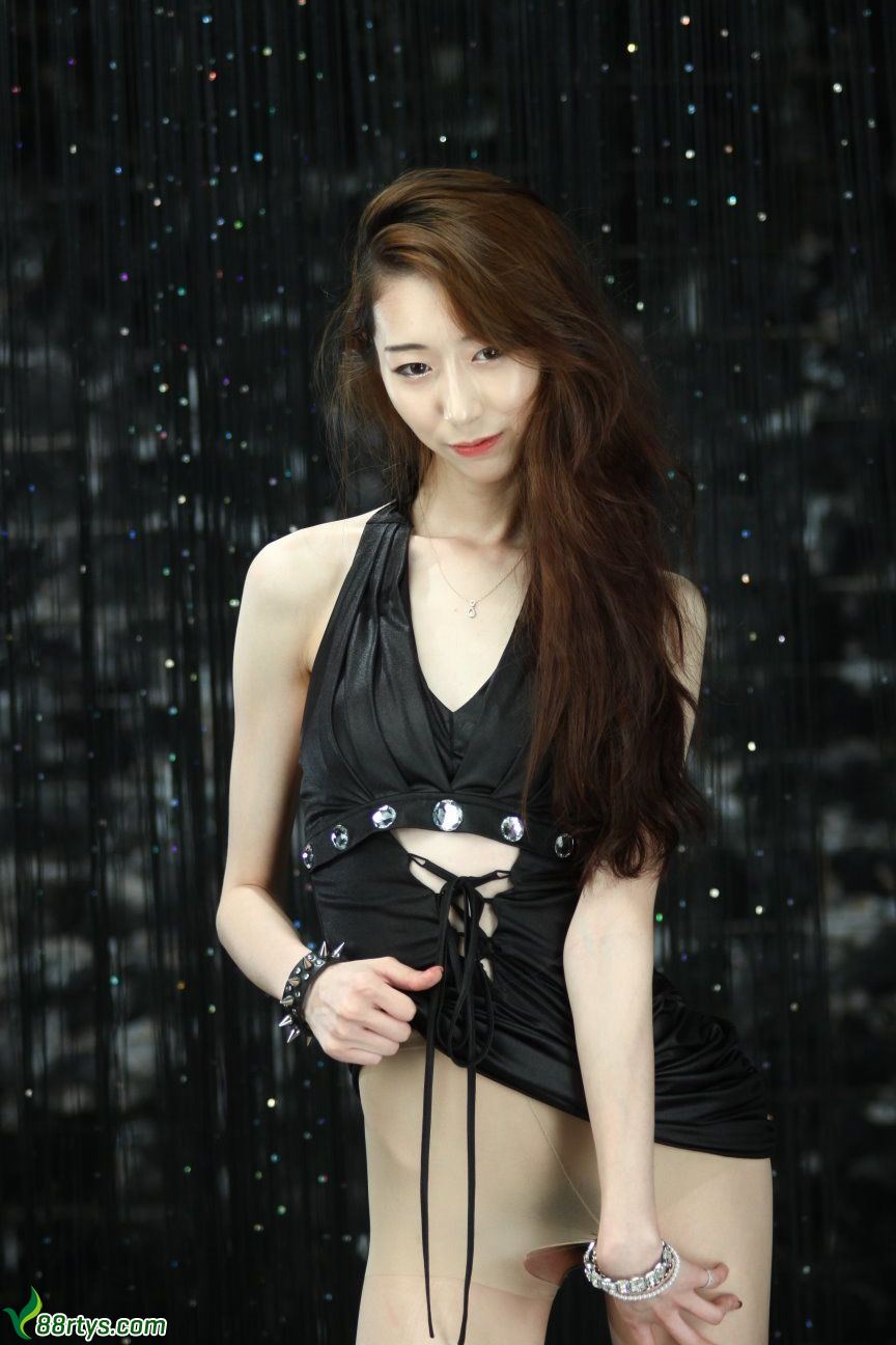 韩国高挑美女亚兰私拍超大尺度掰穴人体